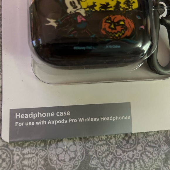 Mickey Halloween 2023 earphone case - Picture 3 of 3